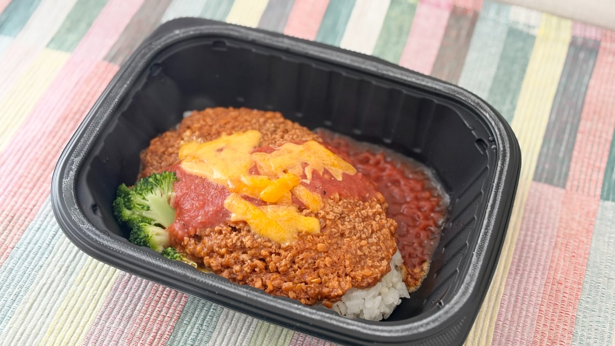 「ピリ辛な感じ」「こりゃあ美味しいー！」【ファミマ】の冷凍沖縄グルメ