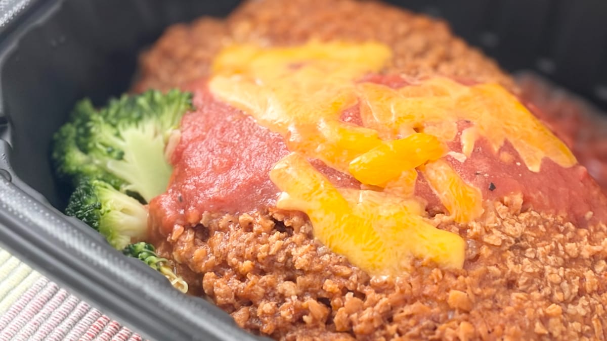 「ピリ辛な感じ」「こりゃあ美味しいー！」【ファミマ】の冷凍沖縄グルメ