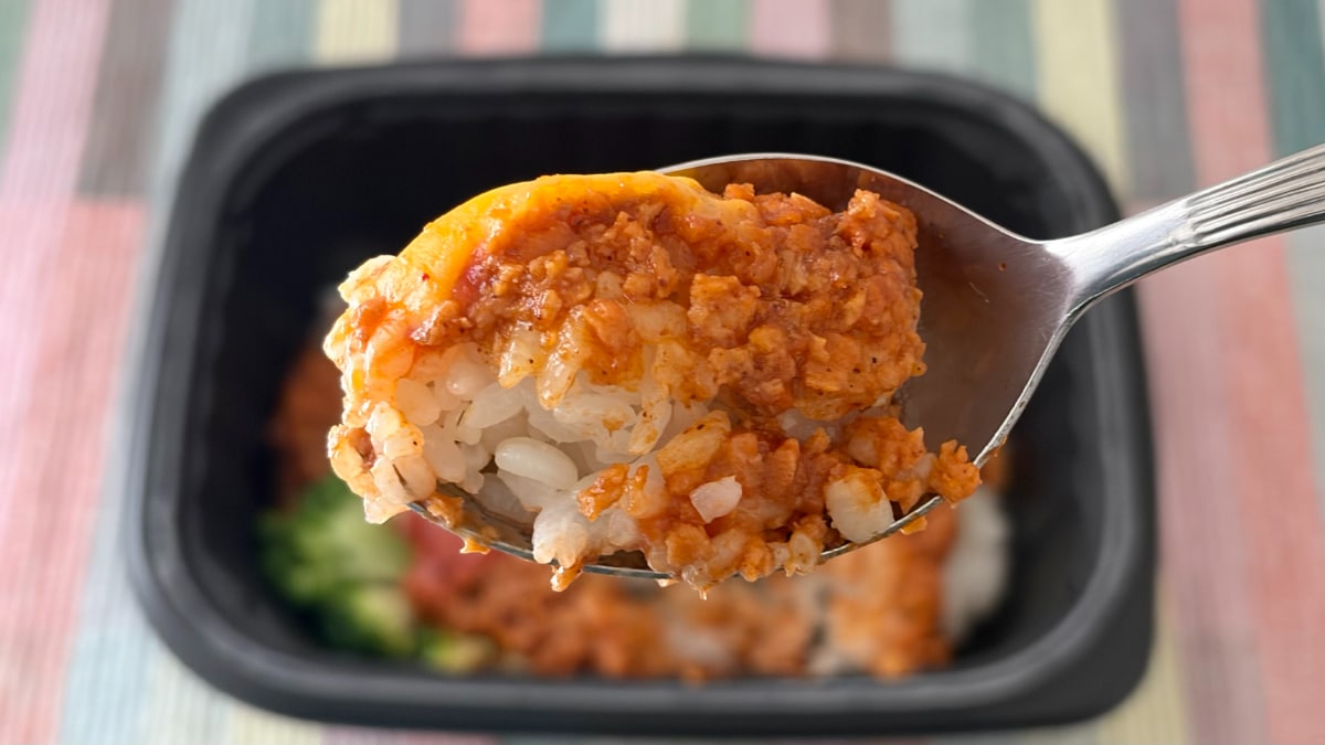 「ピリ辛な感じ」「こりゃあ美味しいー！」【ファミマ】の冷凍沖縄グルメ