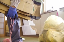 彼女のために徹夜で清掃！「汚部屋」が見違える空間に。妹を優先する夫との葛藤、そして雑草をあえて敷き詰めた庭に起きた468万再生の結末