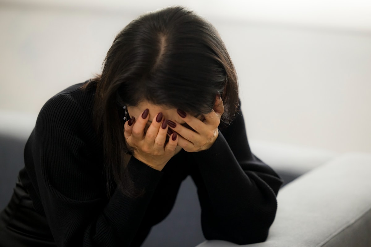 父亡き後、共同経営者の持ち逃げで500万の損失！世帯年収250万未満・64歳女性が相対した「天然の詐欺師」