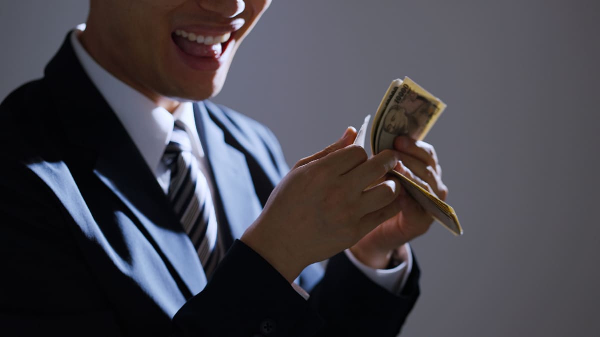 父亡き後、共同経営者の持ち逃げで500万の損失！世帯年収250万未満・64歳女性が相対した「天然の詐欺師」
