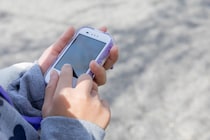 悩むママ必見！キッズスマホはいつから持たせる？年齢別の選び方と安心設定術 