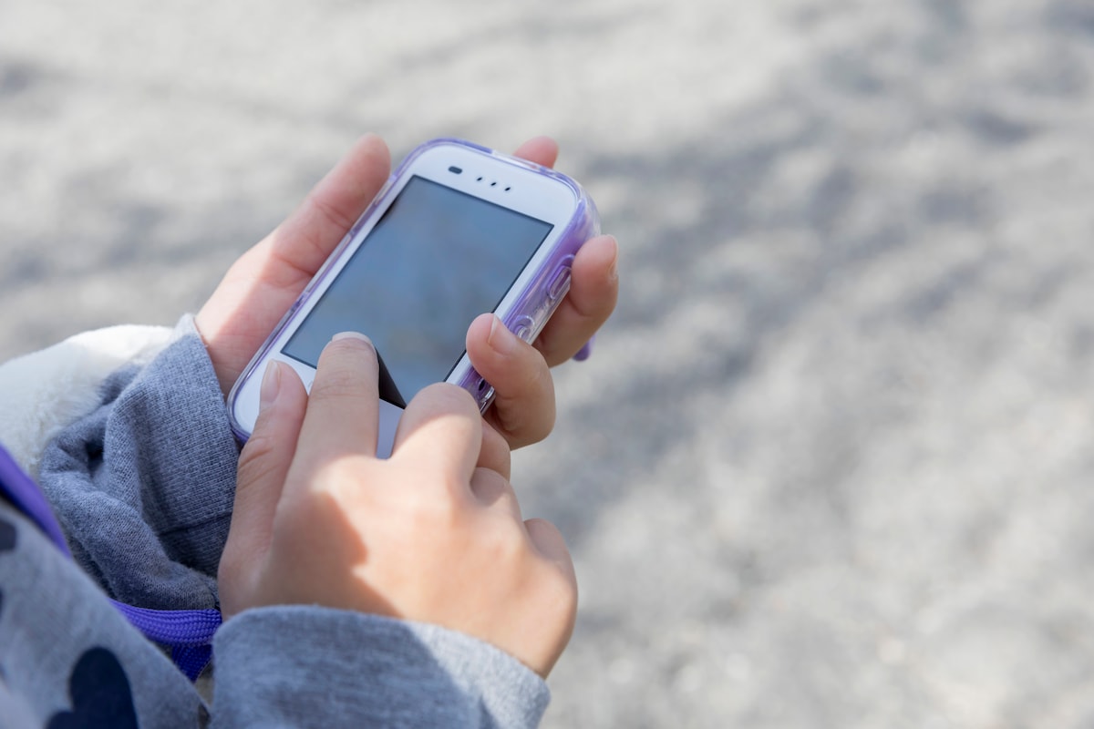 悩むママ必見！キッズスマホはいつから持たせる？年齢別の選び方と安心設定術 