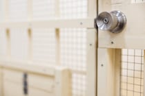 250日間勾留された弁護士が語る拘置所の現実……。そのほか武田鉄矢が激白した転落人生の原因も