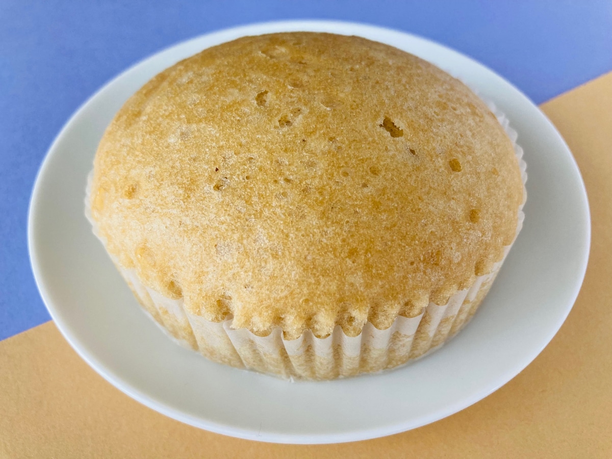 「風味よくて美味しかった！」「ティータイムにぴったり！」【ローソン】ミルクティー味の「ふんわり蒸しケーキ」