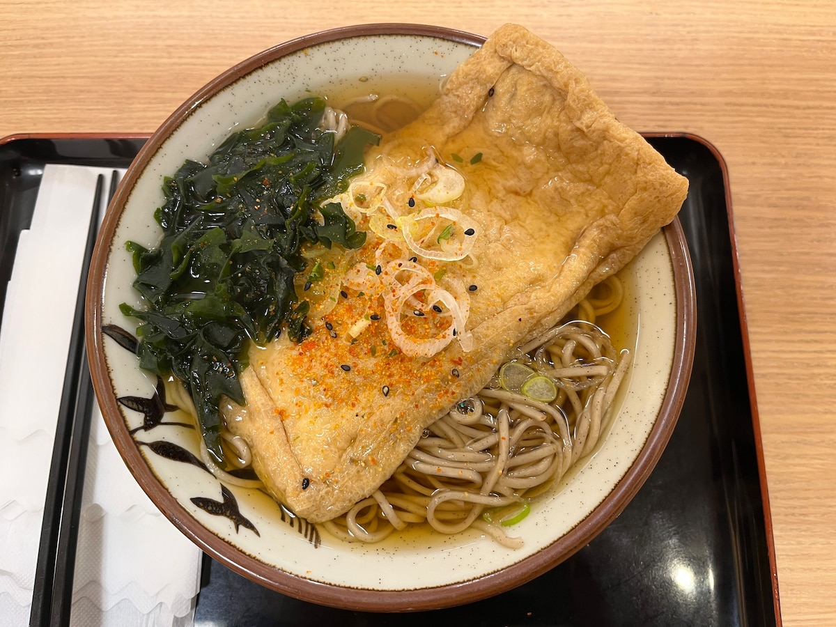 「駅ホームの蕎麦屋」が次々と姿を消す裏事情……。そのほか岡田紗佳のタイトな肩出しニット姿も