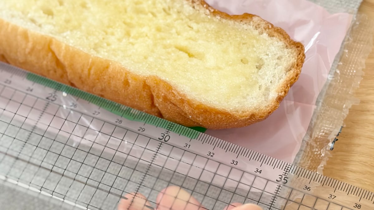 驚異の全長34cm！【セブン】の長すぎパンはカロリーもモンスター級