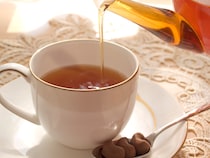 コーヒーだけじゃない！コメダが提供する「ポットサービスの紅茶」が豪華すぎると話題。中学卒業の次男に父が持たせた“高級〇〇”の山と、山奥で拾った「泥だらけの塊」の正体