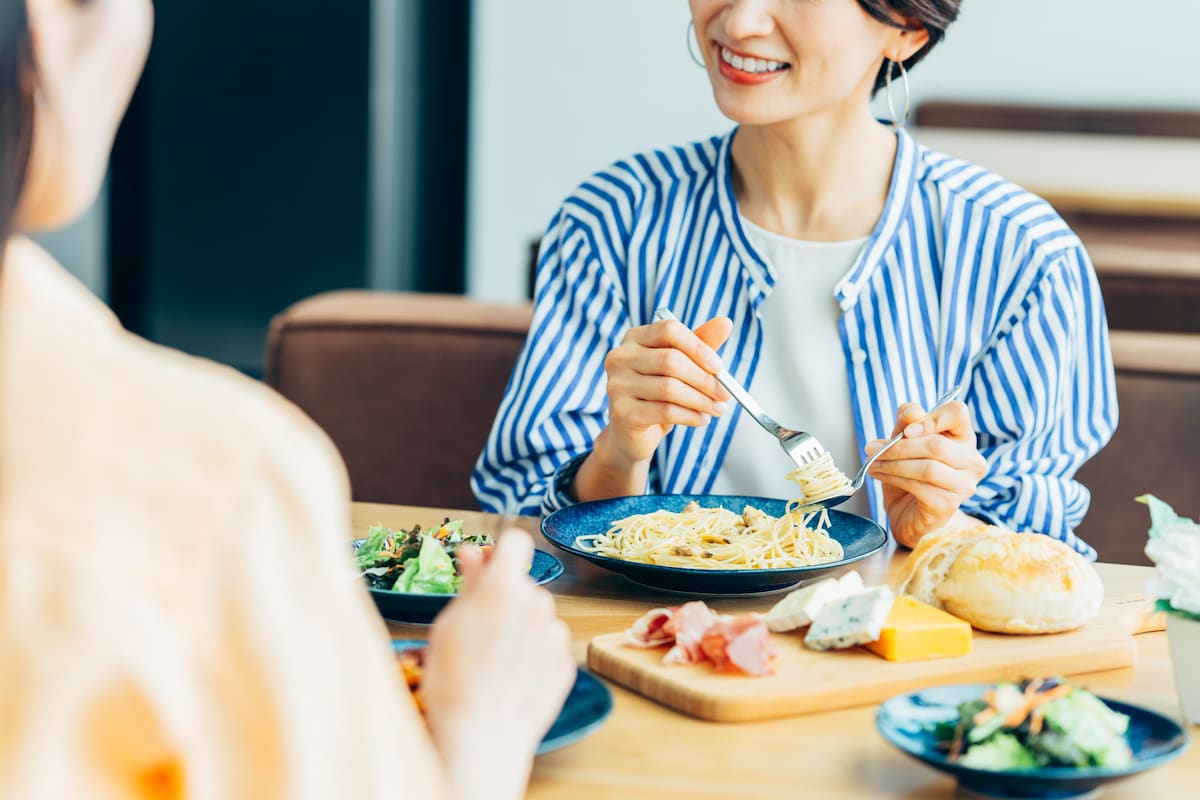 パスタしか食べていないのに5000円？ 勇気を出して伝えた「本音」の結末。加工なしでここまで変わる！男性の肌質改善と、100均の丸シールが「名画」に変わる奇跡の技