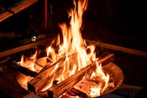 キャンプ場管理人が目撃した“山火事のような”絶望の正体。プラスチック容器を「金属の質感」へ変える神業、そして、1000円の中古着物を「世界に一つのドレス」へ変えた母の愛