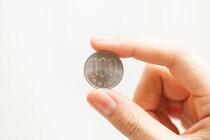 次男のちょっかいを物理的にガード？ ママが考案した100均DIYの正体。IKEAのマグカップを8個まとめ買いする人が続出する理由と、半顔メイクで証明された「目元の魔法」