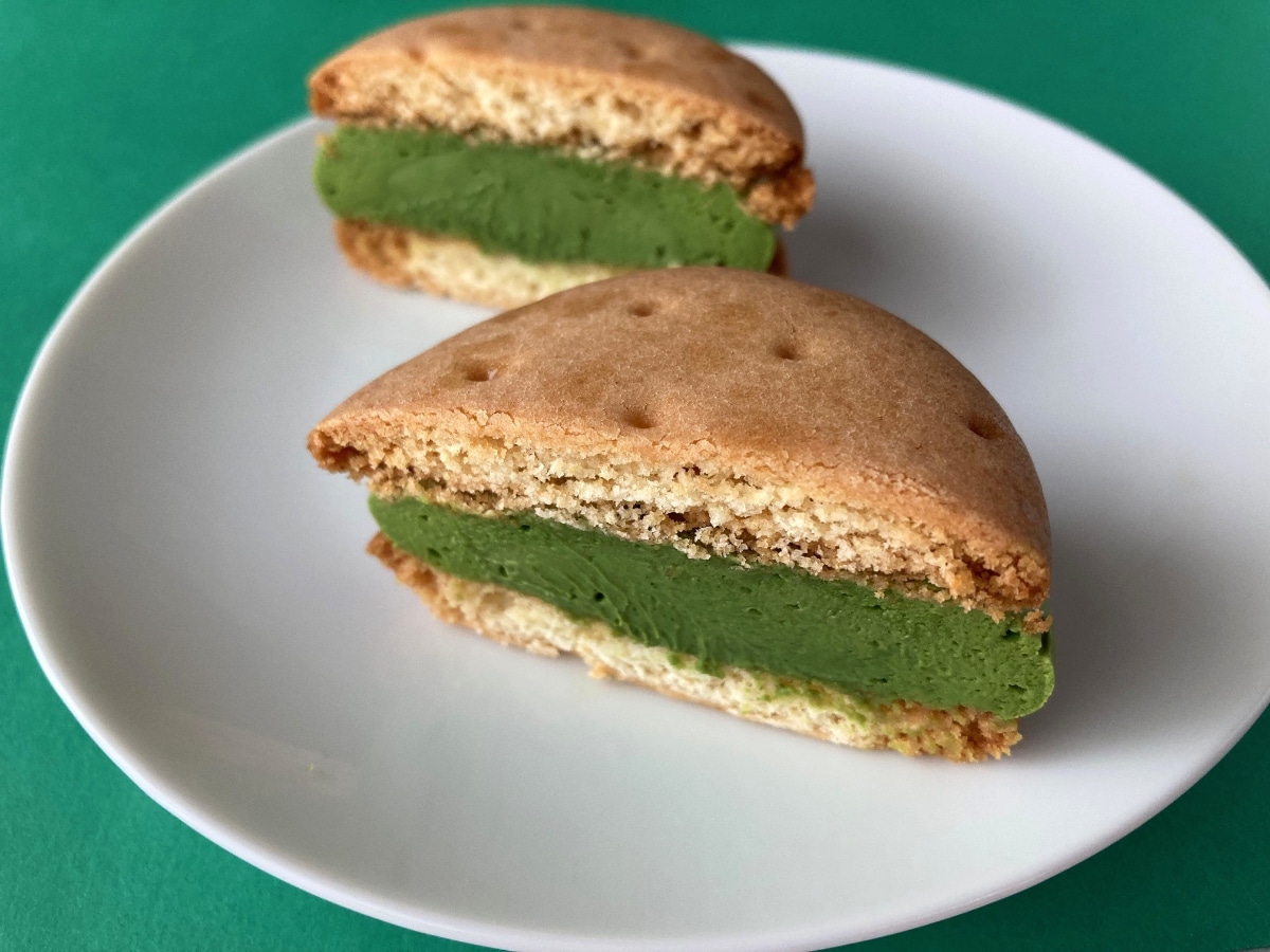「苦味がじわじわ攻めてくる！」「森半コラボさすが！」【ローソン】Uchi Café×森半の「濃い抹茶しっとりビスケットサンド」
