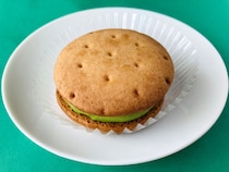 「苦味がじわじわ攻めてくる！」「森半コラボさすが！」【ローソン】Uchi Café×森半の「濃い抹茶しっとりビスケットサンド」