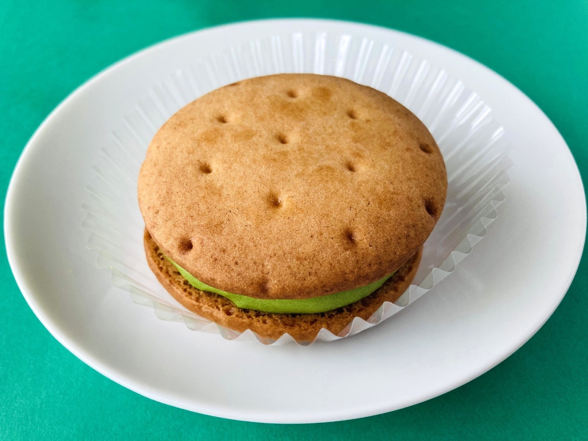 「苦味がじわじわ攻めてくる！」「森半コラボさすが！」【ローソン】Uchi Café×森半の「濃い抹茶しっとりビスケットサンド」