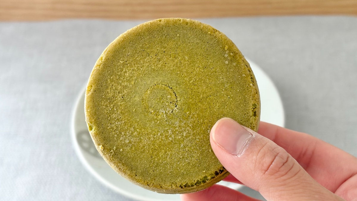 ふわふわの生地から抹茶がとろ～り【ローソン×森半】の冷凍スイーツ