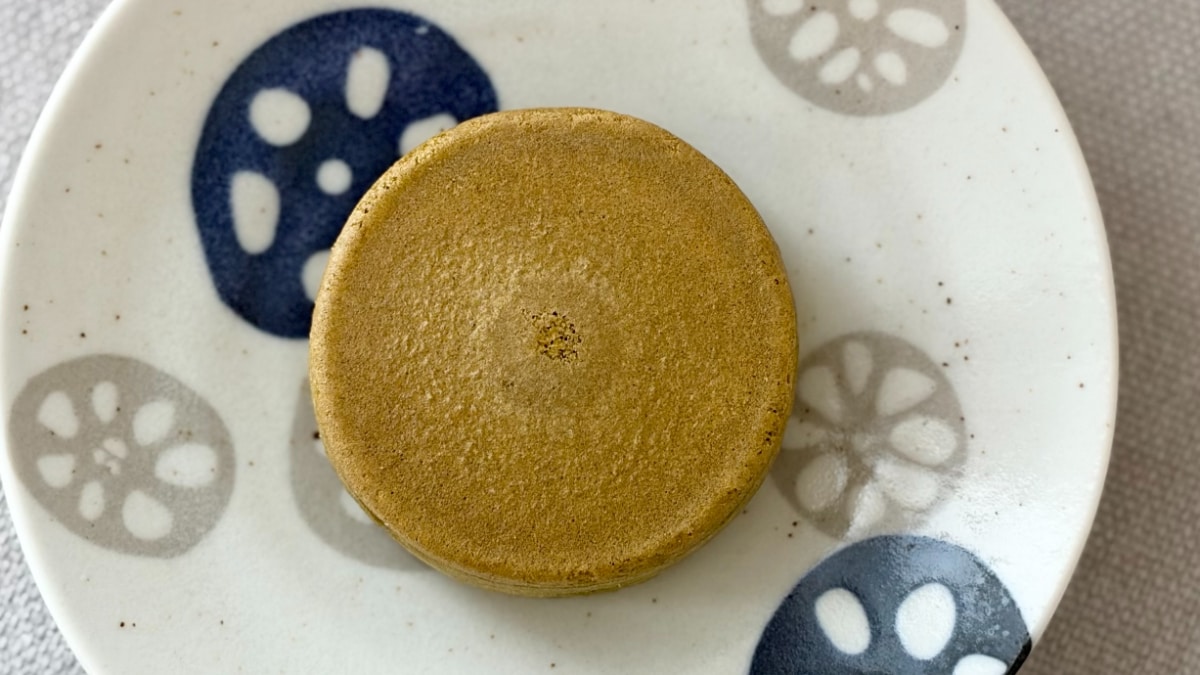 ふわふわの生地から抹茶がとろ～り【ローソン×森半】の冷凍スイーツ