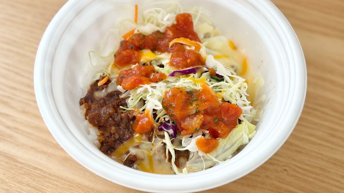 混ぜるほど、おいしさアップ!【松屋】の新作丼はピリ辛でシャキシャキ