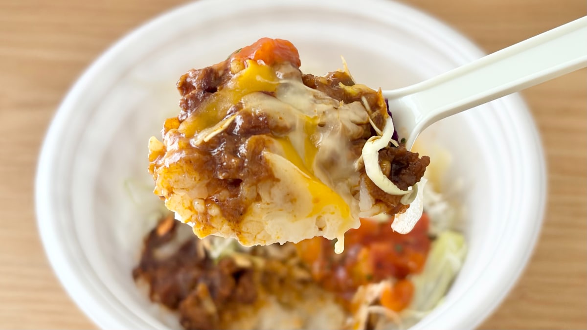混ぜるほど、おいしさアップ!【松屋】の新作丼はピリ辛でシャキシャキ