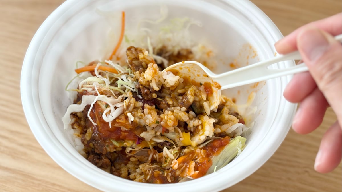 混ぜるほど、おいしさアップ!【松屋】の新作丼はピリ辛でシャキシャキ