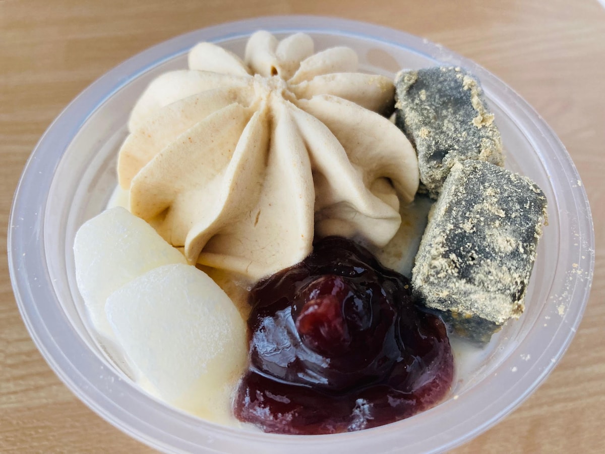 「今年も美味しかった!」「黒ゴマの風味が香ばしい!」【セブン】「黒ごまきなこわらび餅大好きな白くま」