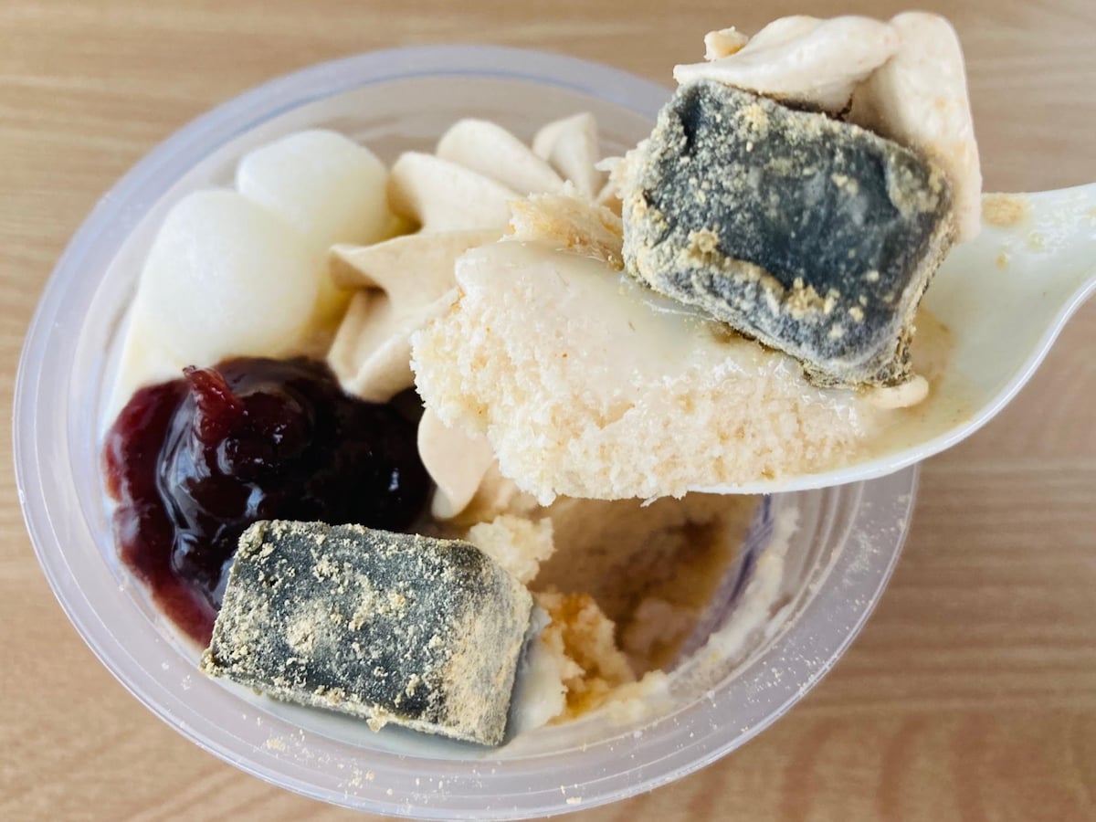 「今年も美味しかった!」「黒ゴマの風味が香ばしい!」【セブン】「黒ごまきなこわらび餅大好きな白くま」