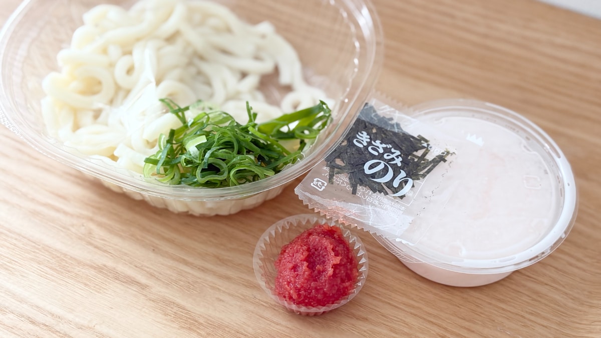 混ぜるほどにピリ辛クリーミー！【ファミマ】に人気うどん店とのコラボ麺