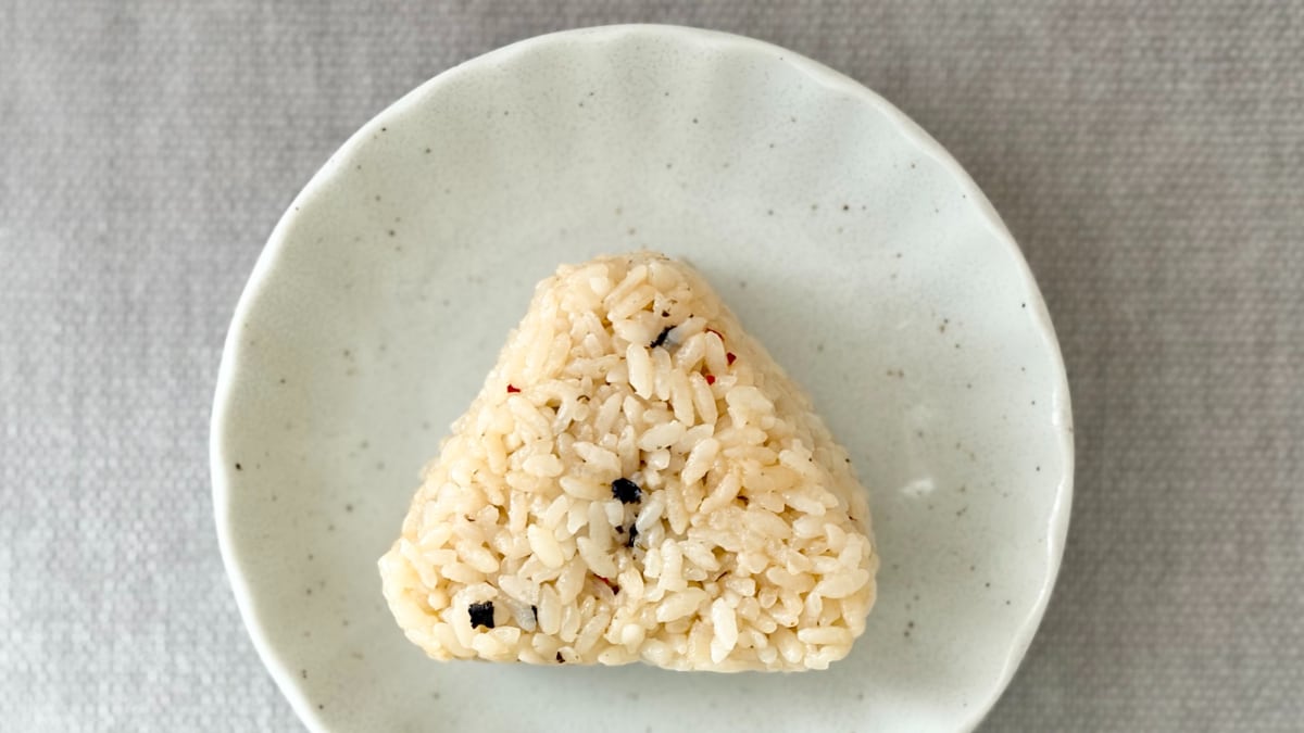 こってり＆ピリッと旨辛！【ローソン】人気店監修のおにぎりを食べてみた