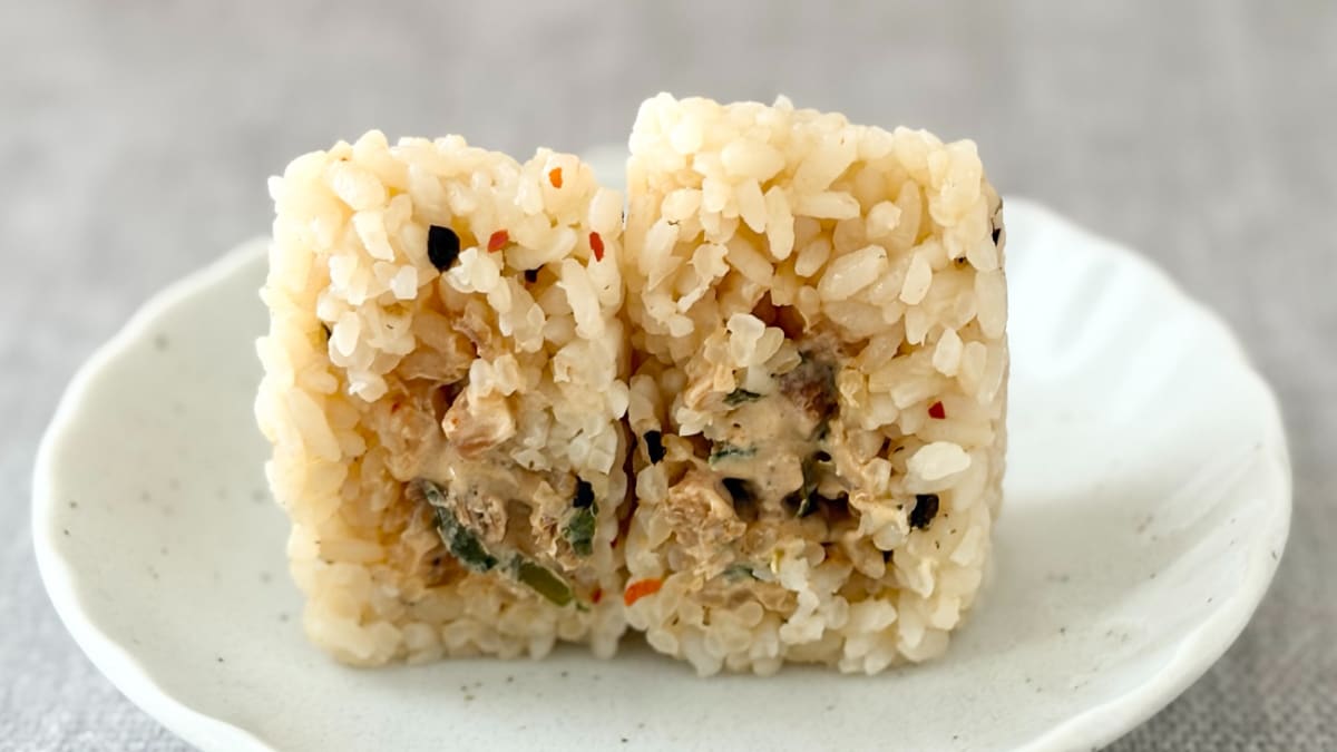 こってり＆ピリッと旨辛！【ローソン】人気店監修のおにぎりを食べてみた