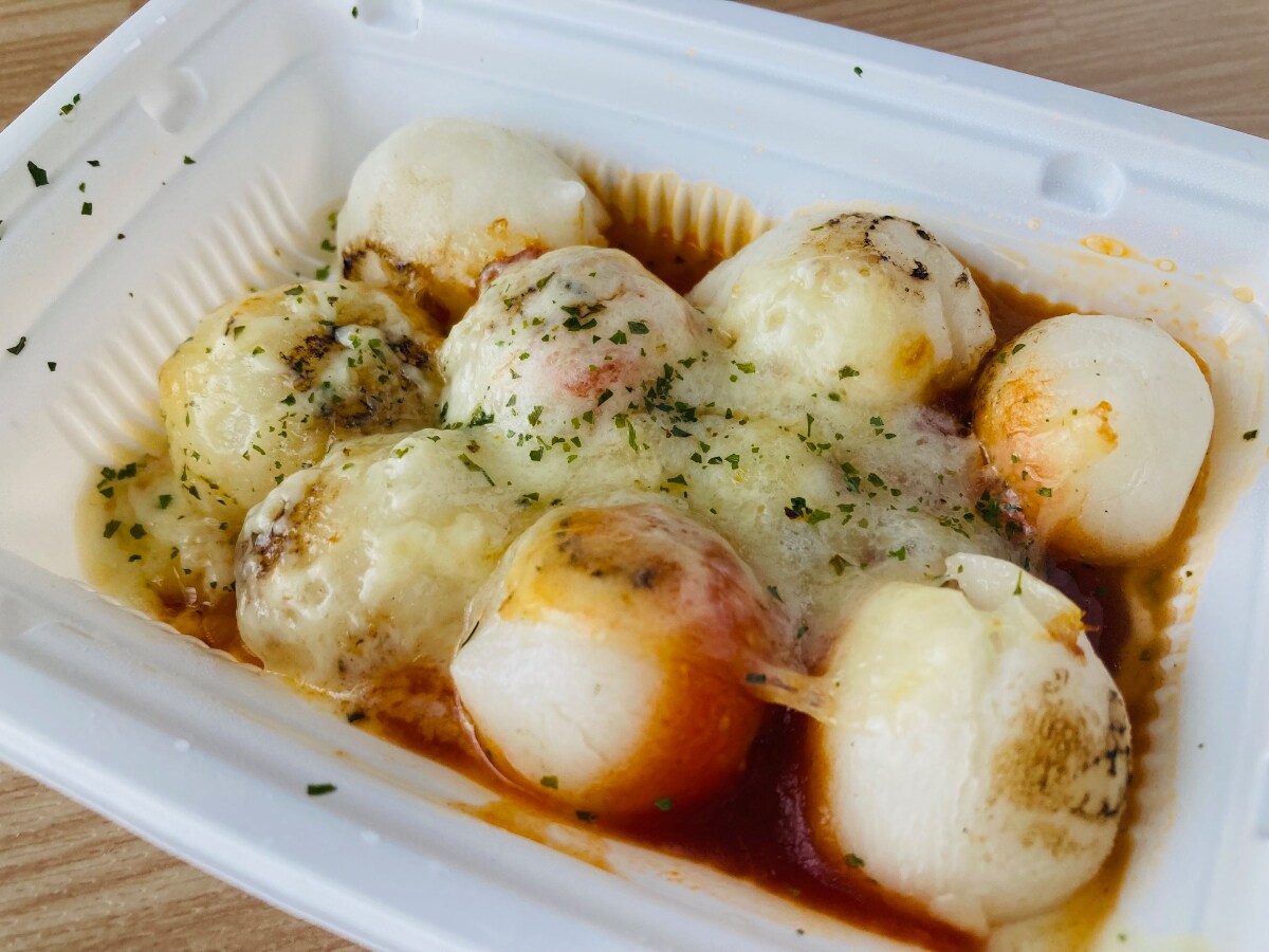 濃厚なピザソースの味わい！もちもち食感もGOOD！【ファミマ】レンジで温める「もちだんごチーズ焼」