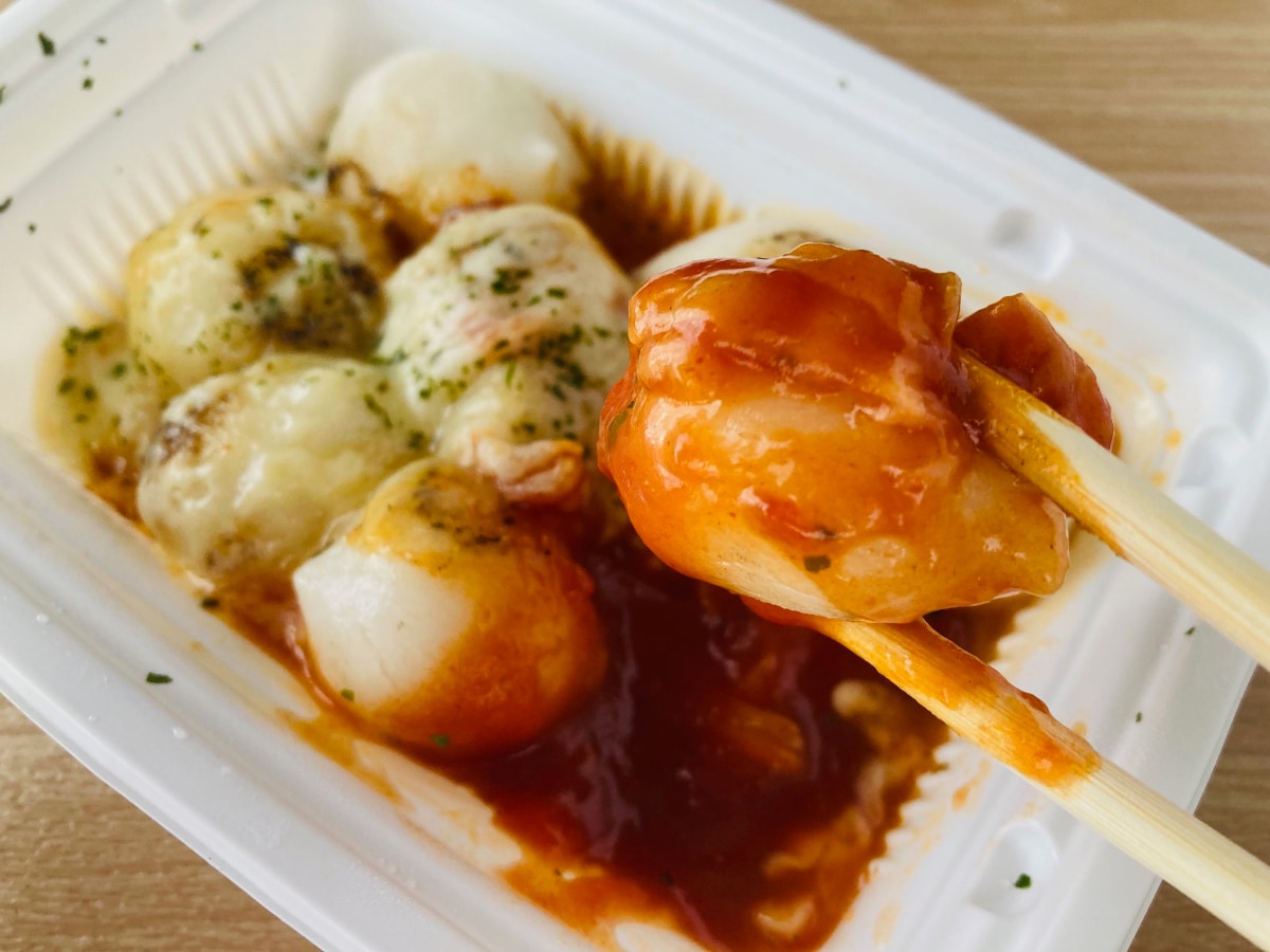 濃厚なピザソースの味わい！もちもち食感もGOOD！【ファミマ】レンジで温める「もちだんごチーズ焼」