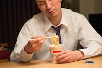 食後にカップ麺を食べる夫の「意外な本音」とは？娘の劇的成長ビフォーアフターとSAで見つけたユニークなお土産