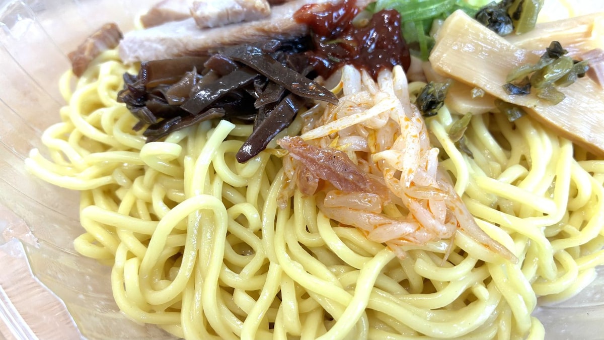 「一生食わん」「不安になるレベル」「うまい」など賛否両論!? 【ファミマ】あの超有名店とのコラボ商品はおいしいのかリアル食レポ