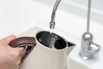 玄関を開けた瞬間に友人親子がとったドン引き行動！水道水の正しい「寿命」と、通帳に執着し押しかける義姉の暴挙