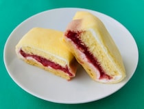 「クレープもっちもち！」「めちゃくちゃ美味しい！」【セブン】ショートケーキ仕立ての「もっちもち食感クレープ」