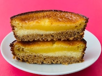 「リピート確定！」「サクサクした食感もいい！」【セブン】焦がしバター香るむっちりした食感のタルト