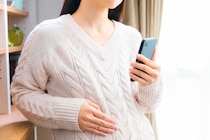 陣痛中にシャワーを温め始めた夫の「驚きの意図」とは？50代女性の圧倒的な着こなしと、カフェの店員が泣きそうになった光景