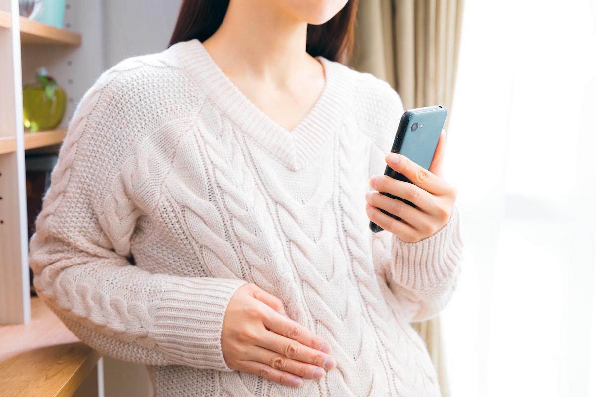 陣痛中にシャワーを温め始めた夫の「驚きの意図」とは？50代女性の圧倒的な着こなしと、カフェの店員が泣きそうになった光景