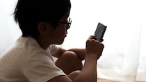 「パスコードを画面録画で盗み撮りされた」30代母の衝撃体験。スマホ会議・契約書・課金誤承認…小6スマホデビュー息子との攻防と親の本音