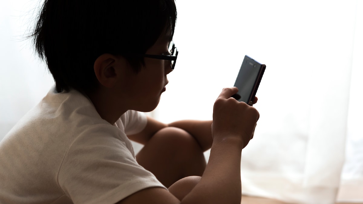 「パスコードを画面録画で盗み撮りされた」30代母の衝撃体験。スマホ会議・契約書・課金誤承認…小6スマホデビュー息子との攻防と親の本音