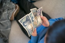 総額は1万円以上！友達にお金をバラまいていた当時11歳の長男……その裏にあった思いに世帯年収500万・45歳男性が抱いた深い苦悩