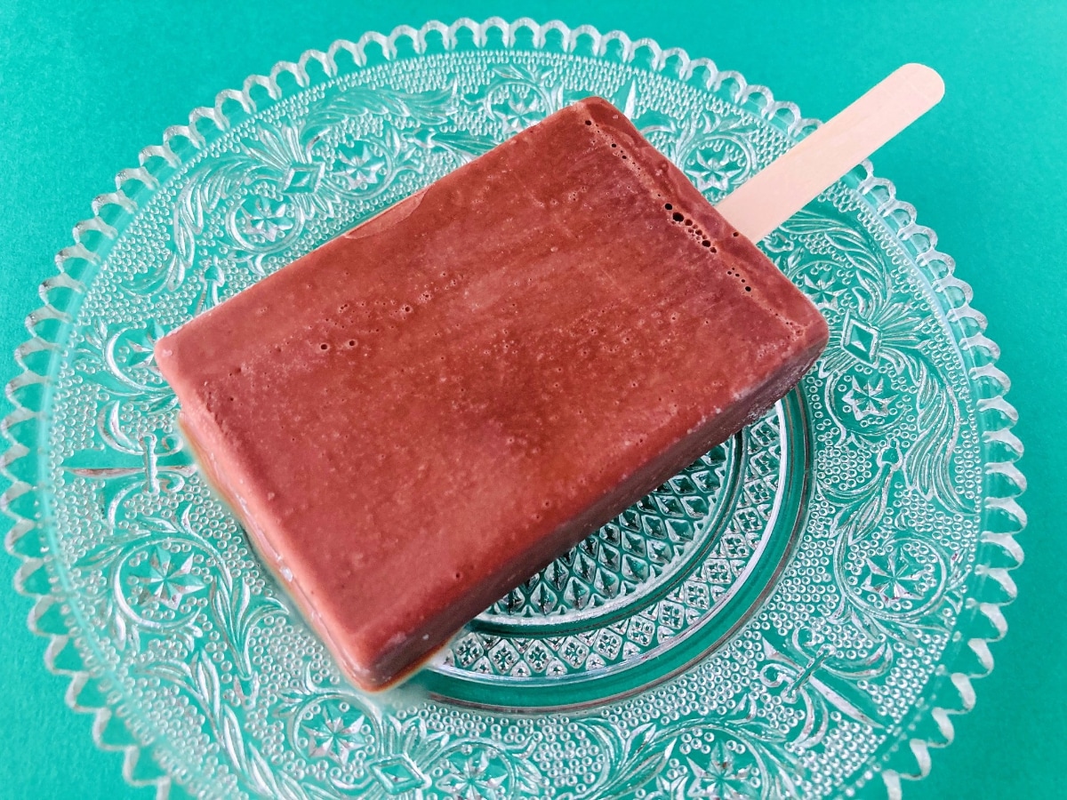 「食感のWコンボ！」「もち好きにはたまらない！」【ファミマ限定】チョコもち菓子が入ったチョコアイス