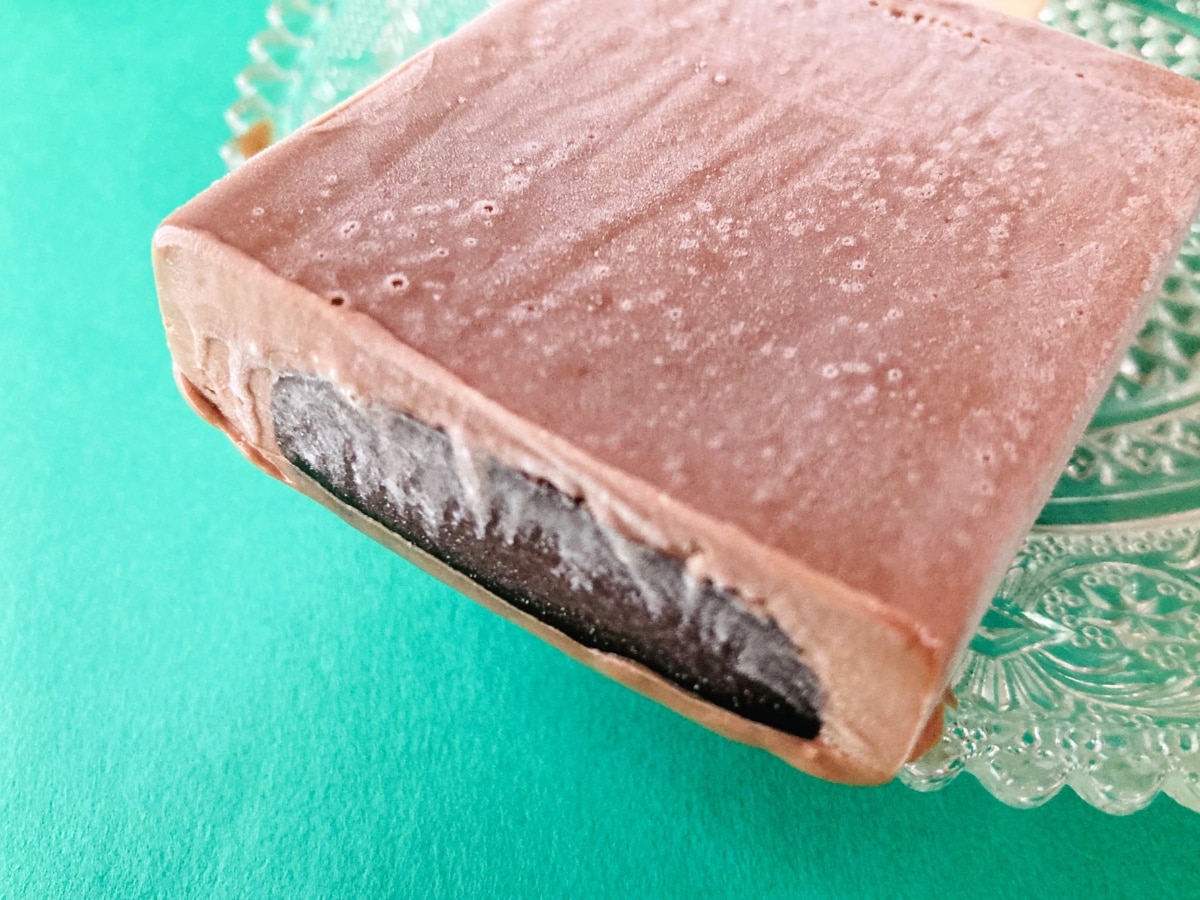 「食感のWコンボ！」「もち好きにはたまらない！」【ファミマ限定】チョコもち菓子が入ったチョコアイス