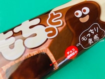 「食感のWコンボ！」「もち好きにはたまらない！」【ファミマ限定】チョコもち菓子が入ったチョコアイス
