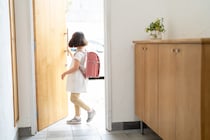 11時半に下校した小1娘が玄関にポツン？夫の友人から貰った服に涙した理由と、妹の出産当日に起きた想定外の事態