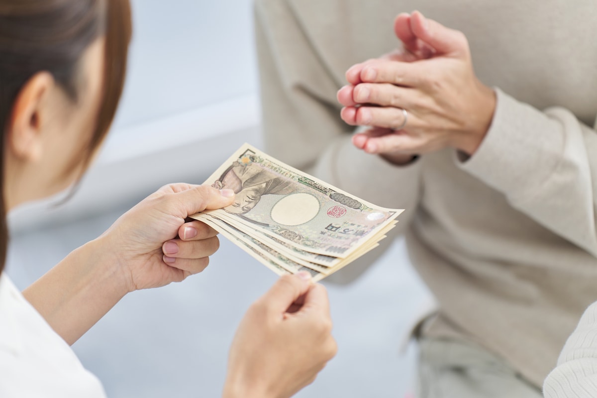 祖母の葬儀で親戚の女性に「いつ死にますか」と聞いた息子の結末！お小遣い値上げを企む夫への反撃と、お迎えを押し付けるママ友の自爆
