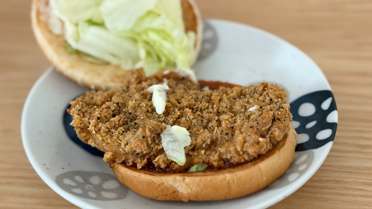 黒コショウが舌にビリっと！【マクドナルド】の新作バーガーがたまらん