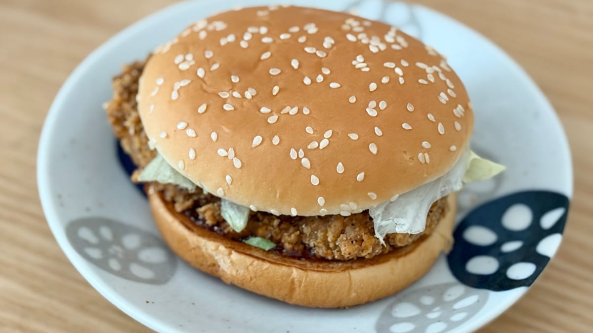 黒コショウが舌にビリっと！【マクドナルド】の新作バーガーがたまらん