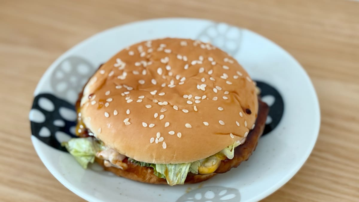 濃いめソースのダブルパンチ!【マクドナルド】に登場、ご当地の味を実食