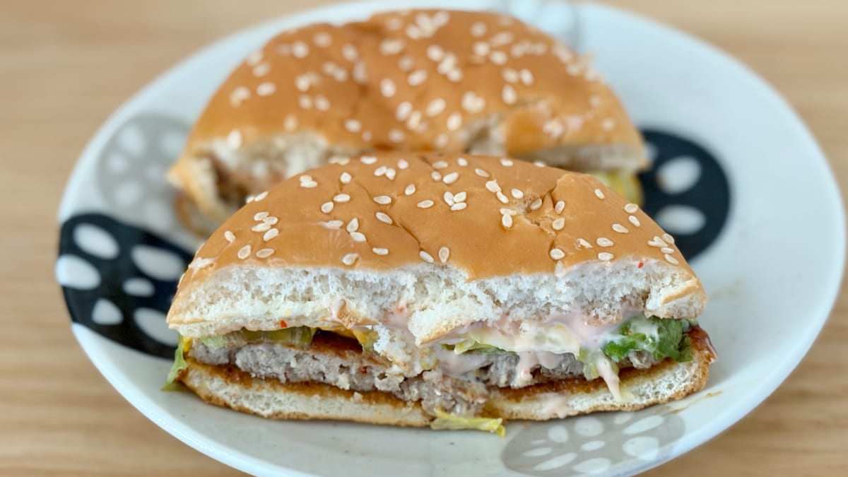 濃いめソースのダブルパンチ!【マクドナルド】に登場、ご当地の味を実食